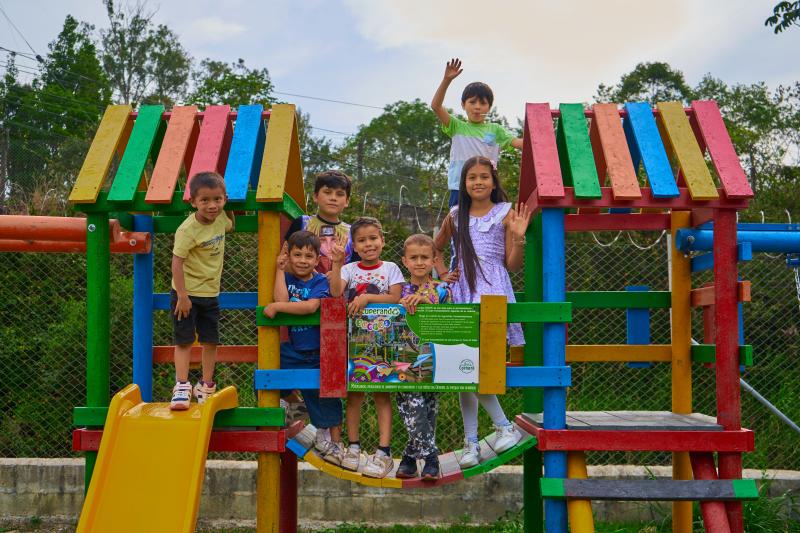 Entrega de Parques Infantiles de materiales reciclables en La Ceja