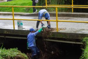 Empresas Públicas de La Ceja adelanta jornadas de limpieza de puentes para mitigar riesgos en temporada de lluvias